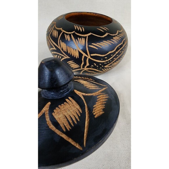 Vintage SE Asian Hand-Carved Black & Natural Wood Lidded Bowl (1950s–1980s) - Picture 7 of 10